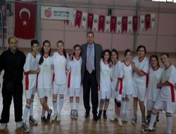 ALAPLIDA VOLEYBOLDA AŞAĞIDAĞ İLKÖĞRETİM OKULU ŞAMPİYON